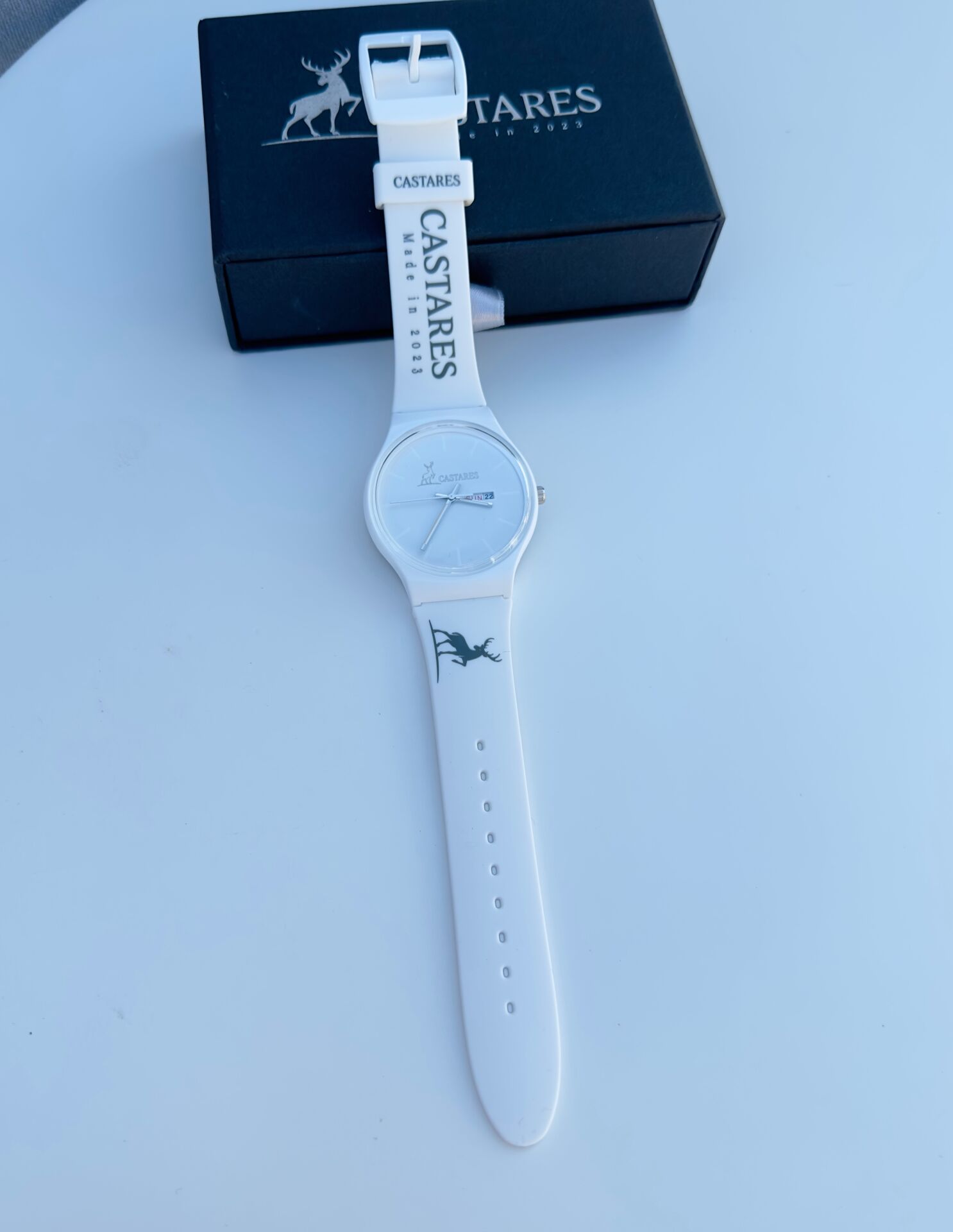 Castares Pure White Unisex Saat – Tarih ve Gün Gösterimli, Su Geçirmez Günlük Kullanım İçin Şık ve Minimal Tasarım
