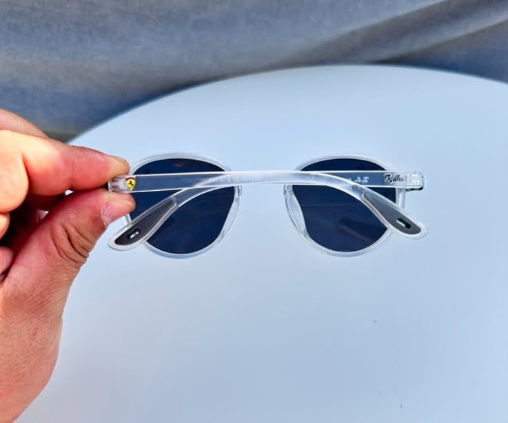 Şeffaf Rayban Ferrari UV400 Korumalı Gözlük - Şık ve Kaliteli Tasarım